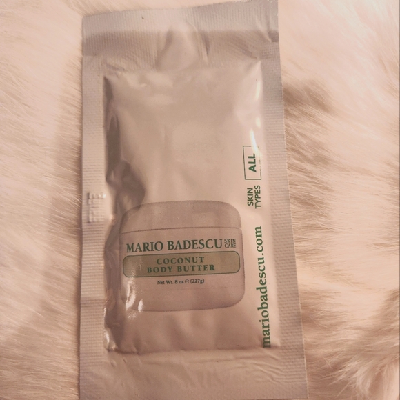Free w purchase skincare - Picture 2 of 5